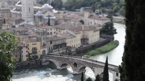 ポンテ ・ ディ ・ ピエトラ、ヴェローナ、イタリア ローマ橋でタイムラプスと呼ばれる — ストック動画