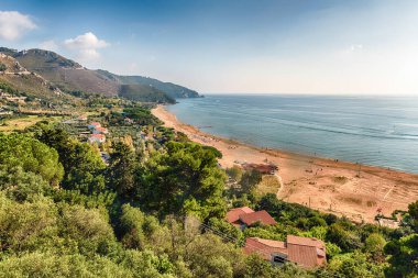 İtalya 'nın Latina ilinin Sperlonga sahilinde Roma ile Napoli arasında bir kıyı kasabası olan Sperlonga plajı üzerinde manzaralı bir manzara.