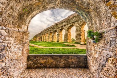 Parco degli Acquedotti, Roma, İtalya 'nın ikonik harabelerine bakan sahne kaya kemeri balkonu