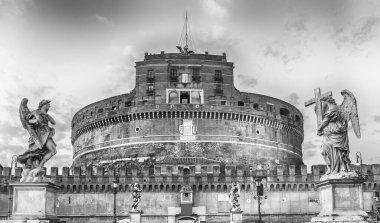 Roma, Italya 'daki Castel Sant 'Angelo 'ya bakın. Hadrian Türbesi aka, bina orta çağda bir kale ve Papa tarafından bir kale olarak kullanıldı