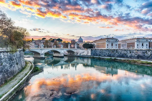 Schöner Sonnenuntergang Über Dem Tiber Und Der Kathedrale Des Heiligen — Stockfoto