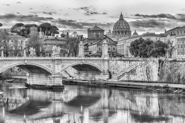 Wunderschöner Blick Über Den Tiber Und Die Kathedrale Des Heiligen — Stockfoto