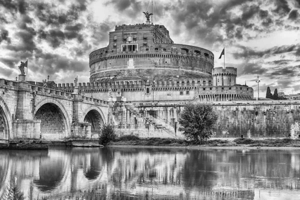 มมองของปราสาท Sant Angelo และสะพานท การสะท อนท สวยงามบนแม าไทเบอร ในกร งโรม — ภาพถ่ายสต็อก