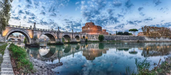 在意大利罗马的台伯河上 圣安杰罗城堡和桥的全景 映衬着美丽的倒影 哈德良的阿卡陵墓 中世纪时被教皇用作城堡 — 图库照片
