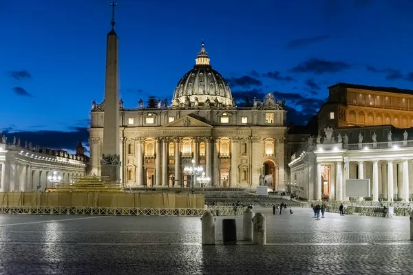 Naturskön Utsikt Över Natten Med Fasaden Peterskyrkan Ikoniska Landmärke Rom — Stockfoto