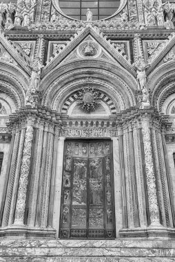 İtalya, Toskana, Siena 'daki Gotik Katedrali' nin portalının manzarası. 1348 yılında tamamlanan kilise, Meryem 'in varsayımına adanmıştır ve Siena' nın en çok ziyaret edilen manzaralarından biridir.
