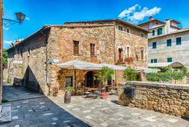 Bagno Vignoni 'deki resim gibi ortaçağ binaları, İtalya' nın Toskana eyaletinin Siena ilçesine bağlı manzaralı bir köy.