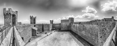 Ortaçağ İtalyan kalesinin iç panoramik manzarası, ikonik dönüm noktası ve İtalya 'nın en çok ziyaret edilen Montalcino, Toskana manzaralarından biri.