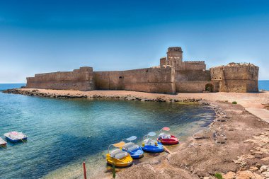 İtalya 'nın başkenti Isola di Capo Rizzuto' daki İyon Denizi üzerindeki Aragonese Kalesi manzarası.