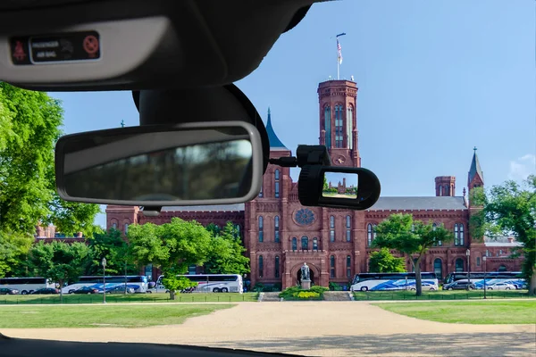 Patrząc Przez Kamerę Samochodową Zainstalowaną Przedniej Szybie Widokiem Zamek Smithsonian — Zdjęcie stockowe