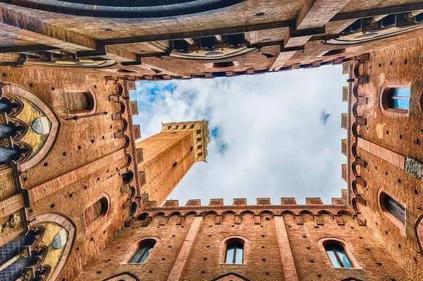 Szcenírozott Kilátás Alulról Teraszon Palazzo Pubblico Mérföldkő Siena Olaszország — Stock Fotó