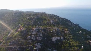 Santa Teresa Gallura, Kuzey Sardunya, İtalya 'daki manzaralı granit kayalara bakın.