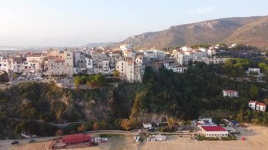 Sperlonga üzerindeki manzara, İtalya 'nın Latina ilinin bir kıyı kasabası, Roma ile Napoli arasında yaklaşık yarı yolda.