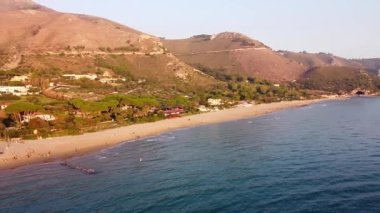 İtalya 'nın Latina ilinin Sperlonga sahilinde Roma ile Napoli arasında bir kıyı kasabası olan Sperlonga plajı üzerinde manzaralı bir manzara.