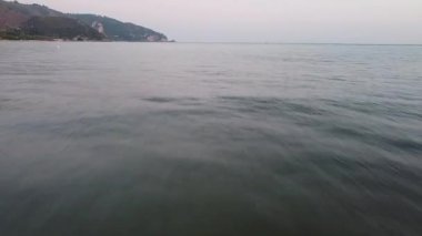 İtalya 'nın Latina ilinin Sperlonga sahilinde Roma ile Napoli arasında bir kıyı kasabası olan Sperlonga plajı üzerinde manzaralı bir manzara.