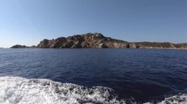 İtalya 'nın kuzeyindeki Bonifacio Boğazı yakınlarındaki Budelli, Maddalena Takımadası' ndaki sahil manzarası