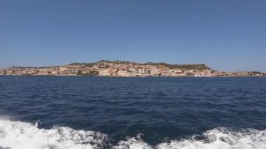 Kuzey Sardunya, İtalya 'daki Bonifacio Boğazı' nın yakınındaki, eşanlamlı takımadanın ana adası La Maddalena Adası 'ndaki sahil manzarası