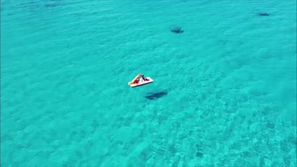 意大利撒丁岛Stintino市La Pelosa海滩上一只脚踏船漂浮在美丽的绿松石海上的空中照片 — 图库视频影像