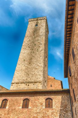Torre Grossa manzarası, en uzun ortaçağ kulesi ve San Gimignano, Toskana, İtalya 'nın merkez meydanındaki en önemli gösterilerden biri.