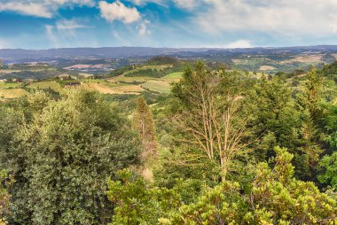 San Gimignano kasabasından güzel manzara manzarası, Siena 'nın ikonik bir kasabası ve İtalya' nın Toskana şehrinin en çok ziyaret edilen yerlerinden biri.