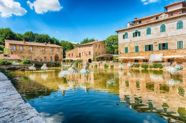 İkonik ortaçağ termik banyosu, İtalya 'nın Siena kentindeki Bagno Vignoni kasabasında büyük bir dönüm noktası ve manzara.