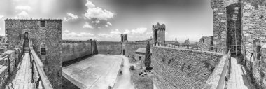 Ortaçağ İtalyan kalesinin iç panoramik manzarası, ikonik dönüm noktası ve İtalya 'nın en çok ziyaret edilen Montalcino, Toskana manzaralarından biri.