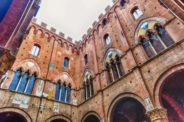 Szcenírozott Kilátás Alulról Teraszon Palazzo Pubblico Mérföldkő Siena Olaszország — Stock Fotó