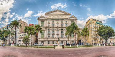 Opera binasının güney cephesinin panoramik manzarası, ikonik tiyatro ve Nice 'deki Promenade des Anglais' in büyük simgesi, Cote d 'Azur, Fransa