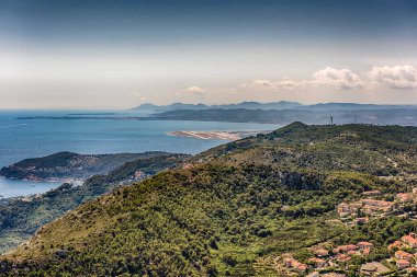 Eze kasabası yakınlarındaki Fransız Rivierası kıyı şeridi üzerinde manzara, Nice şehri yakınlarındaki ikonik köy, Fransa 'nın Cote d' Azur kenti.