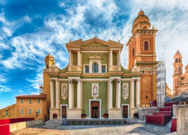 Eski Menton kasabasındaki Saint-Michel-Archange Bazilikası 'nın ön cephesi, Fransız Rivierası' ndaki Provence-Alpes-Cote d 'Azur bölgesinde, İtalyan sınırına yakın bir şehir.
