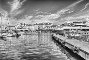 Saint-Tropez, Cote d 'Azur, Fransa' nın lüks yatları olan eski liman manzarası. Şehir, Avrupa ve Amerikan jet sosyetesi ve turistler için dünyaca ünlü bir tatil beldesidir.