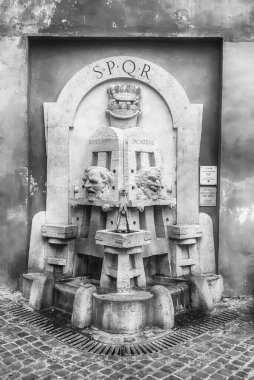 ROME - 24 Mayıs 2020 Via Margutta 'daki Sanatçılar Çeşmesi, Roma şehir merkezinde manzaralı ve pitoresk bir cadde.