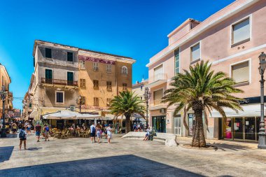 LA MADDALENA, İtalya - 7 Ağustos 2020, La Maddalena Adası merkez meydanı Piazza Garibaldi 'de güneşli bir günün tadını çıkaran turistler