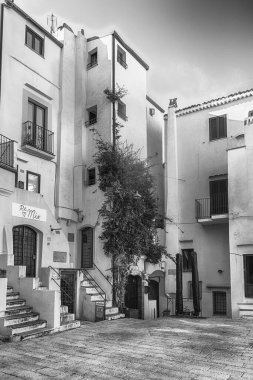 SPERLONGA, İtalya - NOVEMBER 8: Roma ve Napoli arasında 8 Kasım 2020 'de İtalya' nın Latina ilinin bir kıyı kasabası olan Sperlonga 'nın pitoresk mimarisinin manzaralı sokakları