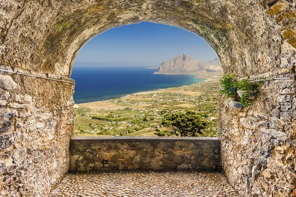Sicilya Kıyı Şeridine Bakan Manzaralı Kaya Kemeri Balkonu Cofano Dağı — Stok fotoğraf