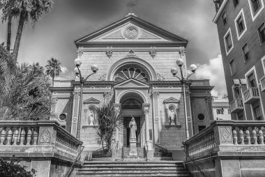 İtalya, Sanremo 'daki Capuchin Rahipleri Manastırı' nın cephesi. Bina, Ligurian şehrinin ana simgelerinden biridir.