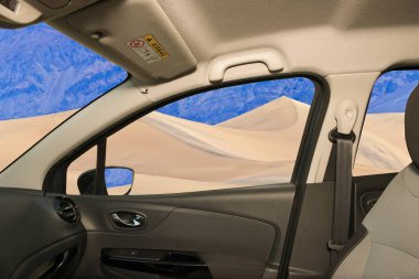 Kum tepecikleri manzaralı bir arabanın camından bakmak, Ölüm Vadisi, Kaliforniya, ABD 'nin çölleşmiş bölgesinde