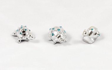 Dekoratif gümüş salyangoz, uğur böceği ve değerli taşlar, beyaz arka plan üzerinde izole kaplumbağa