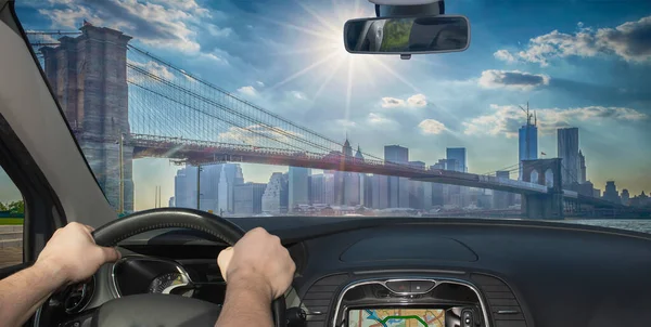 象徴的なブルックリン橋に向かって車を運転する 米国ニューヨーク市の主要なランドマークの一つ — ストック写真