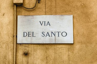 İtalya 'nın Padua kentindeki Aziz Anthony Bazilikası' na giden ikonik cadde Via del Santo 'nun sokak tabelası.