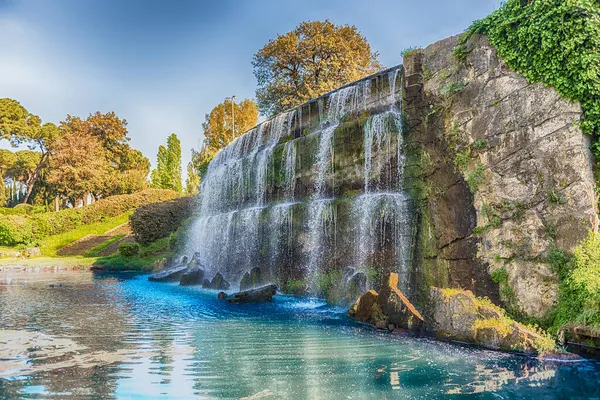 ユーロ人工湖 ローマ イタリアの南に近代的な地区の大きな噴水での風景の滝 — ストック写真
