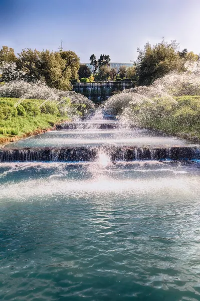 イタリア ローマの南にある近代的な地区 Eur人工湖の近くの風景噴水 — ストック写真