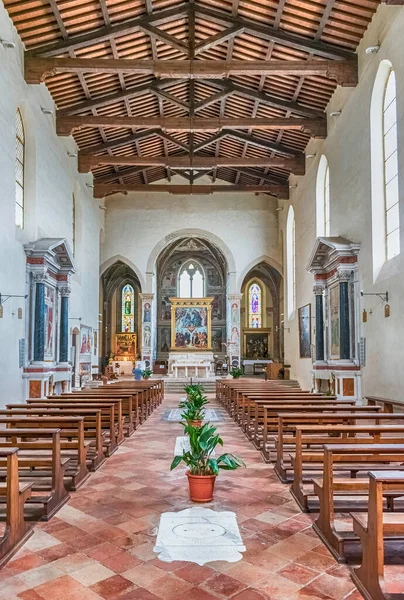 13世紀の建物で イタリアのトスカーナ州サン ジミニャーノの中世の町で2番目に大きな教会であるサンタゴスティーノ教会の内部 — ストック写真