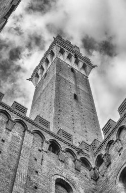 Piazza del Campo 'da bulunan Torre del Mangia Ortaçağ Kulesi, İtalya' nın Siena şehrinin en ikonik simgelerinden biridir.