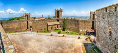 Ortaçağ İtalyan kalesinin iç panoramik manzarası, ikonik dönüm noktası ve İtalya 'nın en çok ziyaret edilen Montalcino, Toskana manzaralarından biri.