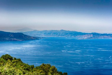 Messina Boğazı 'nın manzarası, Sicilya' nın doğu ucu ile İtalya 'nın güneyindeki Calabria' nın batı ucu arasında, Sant 'Elia, Palmi, İtalya' nın tepesinden görüldüğü gibi.