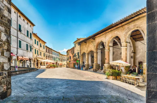 Montalcino Itálie Června Slunečný Den Malebných Středověkých Ulicích Montalcina Provincie — Stock fotografie