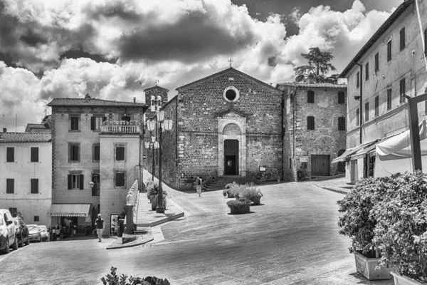 Montalcino Itália Junho Dia Ensolarado Nas Pitorescas Ruas Medievais Montalcino — Fotografia de Stock
