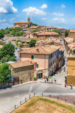 MONTALCINO, İtalya - 23 Haziran 2019 'da Siena, Tuscany, İtalya' nın Montalcino kenti üzerindeki manzara manzarası