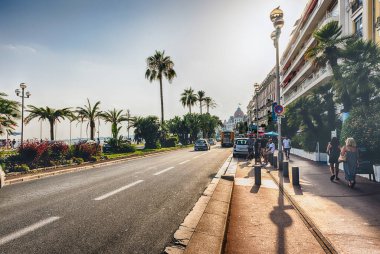 Nice, Fransa - 11 Ağustos 2019 'da Fransa' nın merkezindeki sahil şeridinde sıradan bir yaz günü Cote d 'Azur, Fransa, 11 Ağustos 2019' da